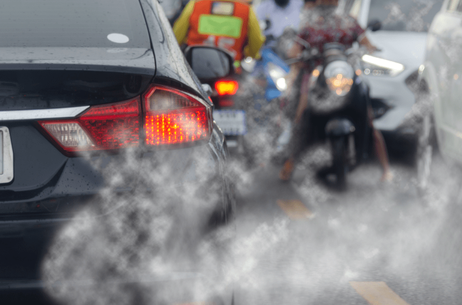  Abgase, die von einem Auto im Straßenverkehr freigesetzt werden.