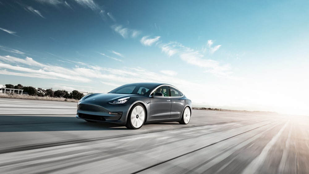 Tesla Model 3 sur la route.