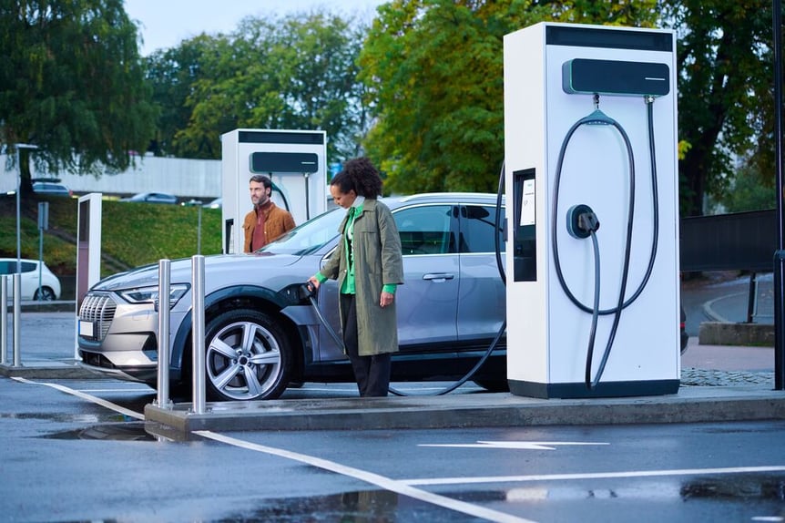 A couple charging their electric car with an EVBox Troniq Modular ultra rapid charger.