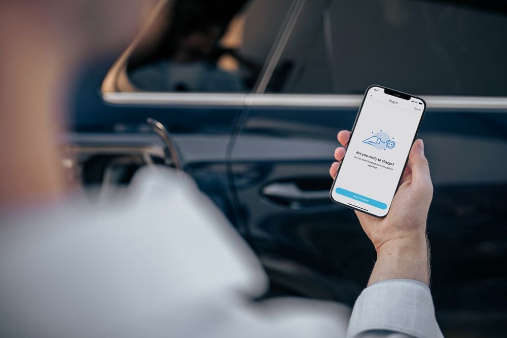 A man using the EVBox Everon app to start his charging session.