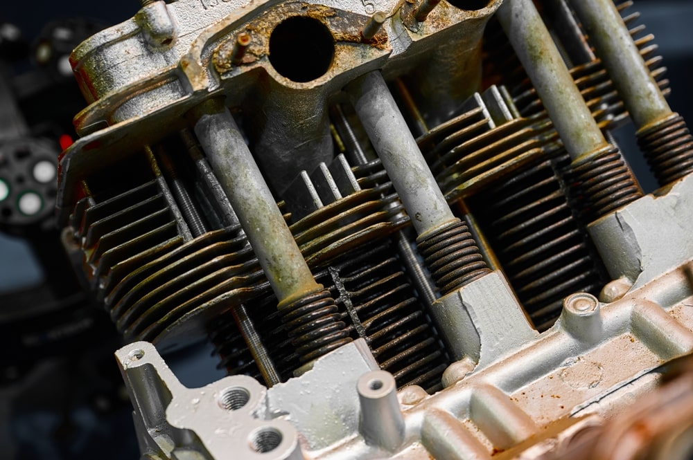 Vieux moteur à combustion interne d'une voiture avec de la rouille.