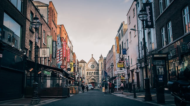 白天愛爾蘭市中心的一條街道