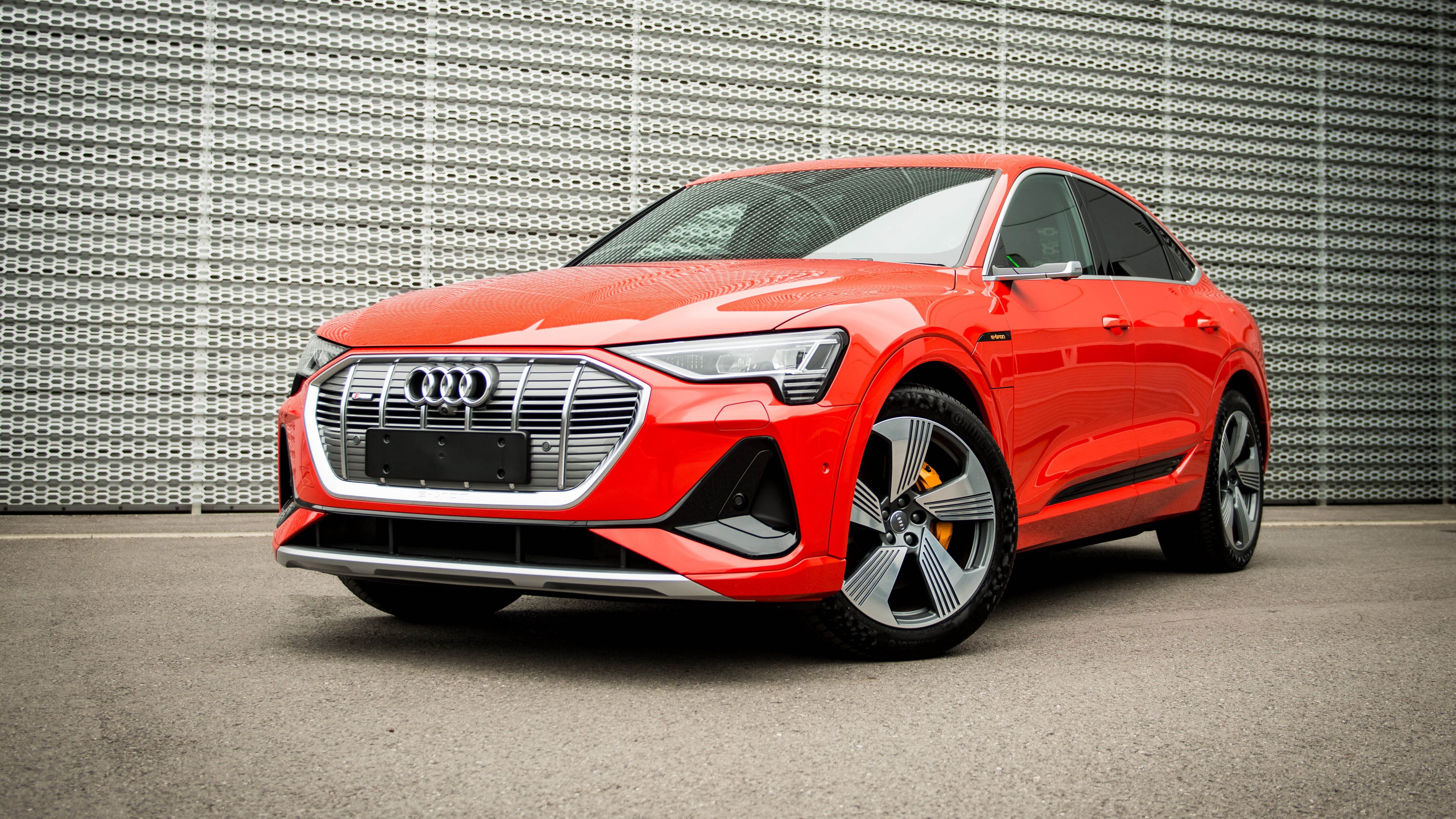 Rode Audi e-tron voor een industriële hal
