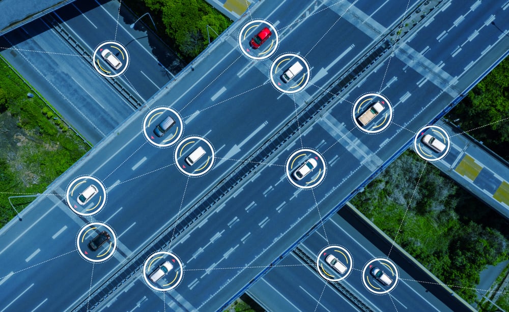 Een animatie van een snelweg van bovenaf waar alle auto's met elkaar verbonden zijn