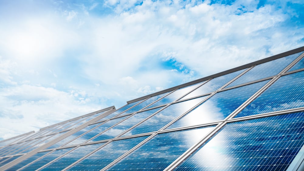 Eine Reihe von Solarzellen, die an einem sonnigen Tag Strom erzeugen.