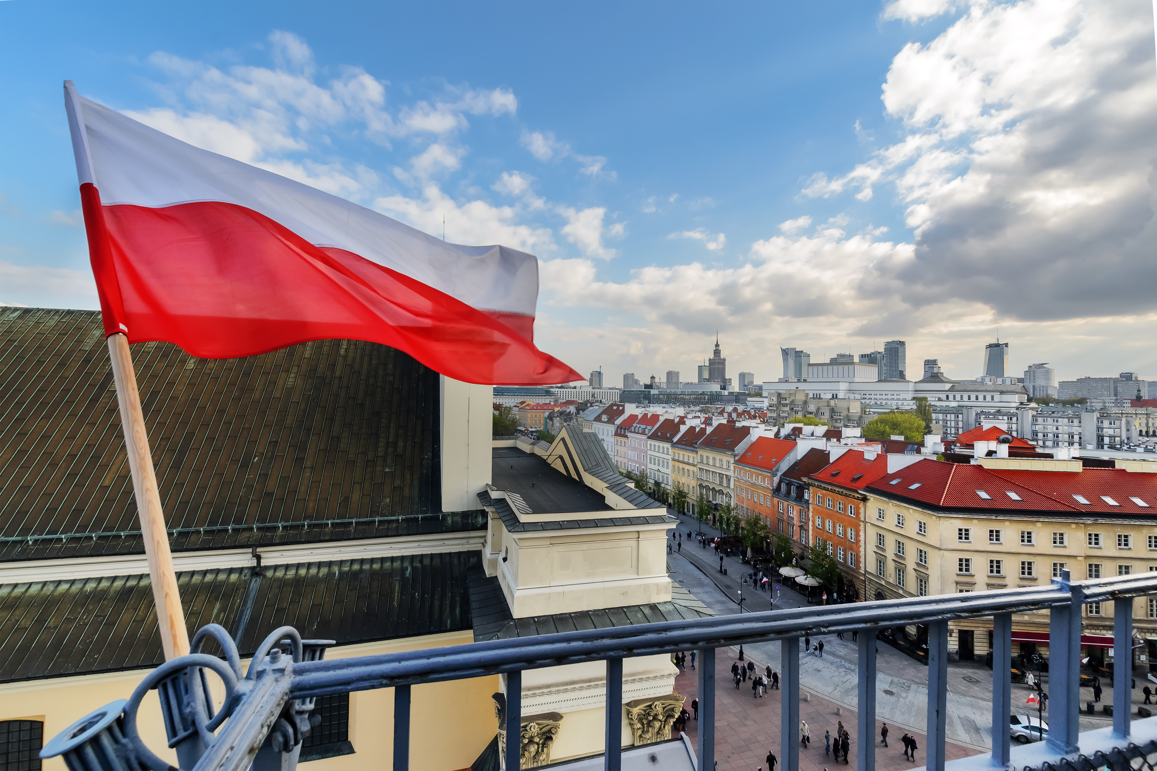蓝天中的波兰国旗和背景中的华沙中心